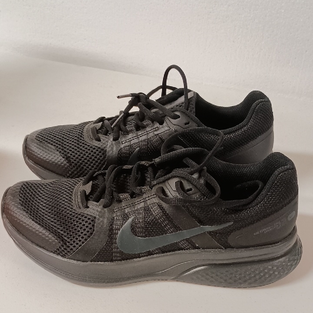New Without Box Nike Men’s Black Athletic Sneakers with Grey Swoosh Size 8